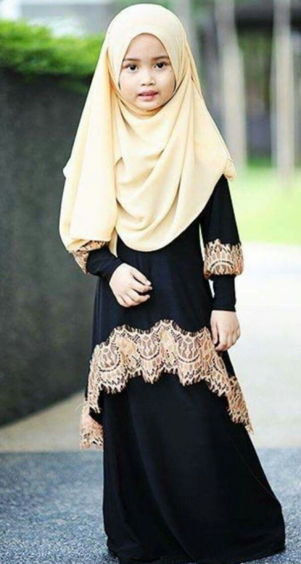 Hijab anak dengan hiasan renda yang anggun